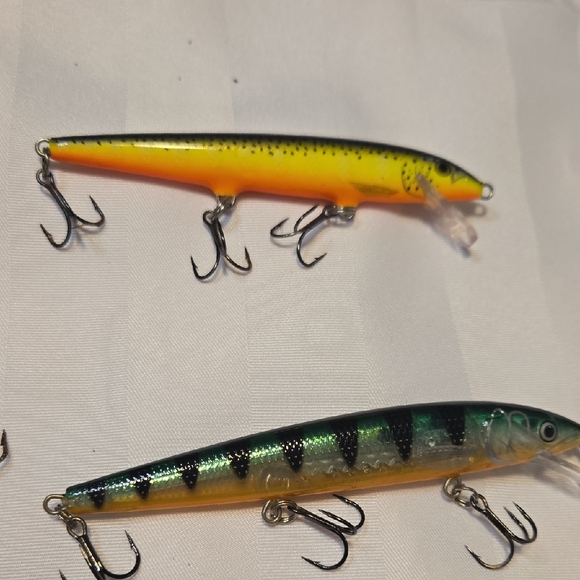 Vibrant Fishing Lure Collection - Silver, Yellow, Blue - Picture 7 of 12